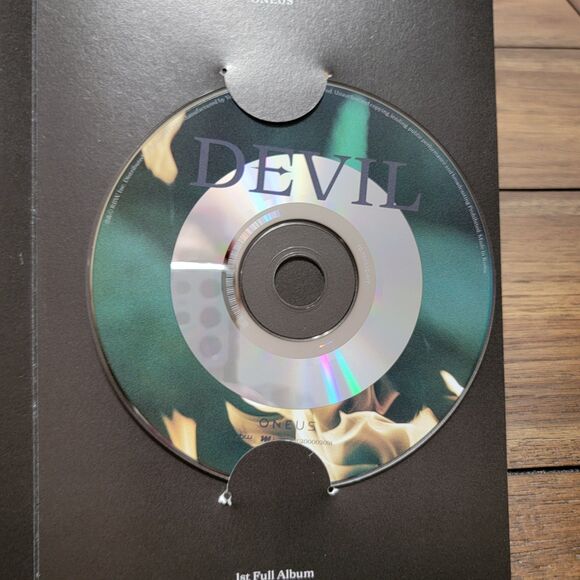 CD Oneus: Devil - First Full Album (Black Version) - Picture 4 of 5